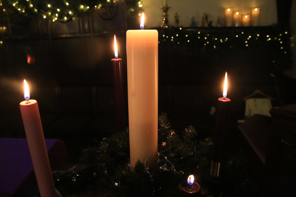 Advent wreath with all candles lit
